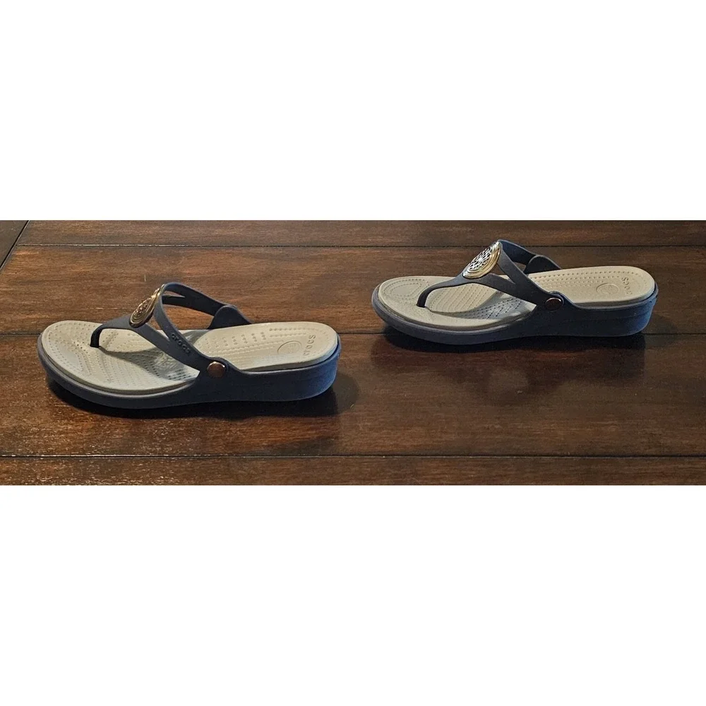 Crocs Sanrah Sandals Size 10 Thong Gold Medallion Ring Wedge Flip Flop Navy